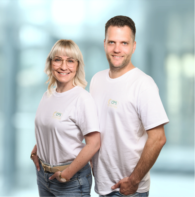 Caro und Pascal von CPS Web Solutions stehen entspannt und lächeln in die Kamera.