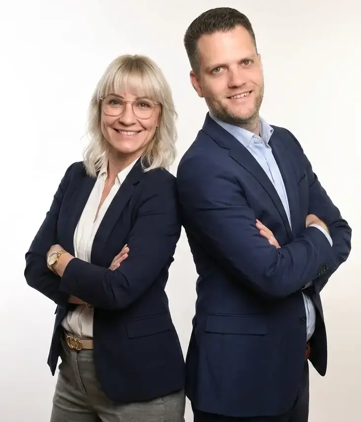 Caro und Pascal von CPS Web Solutions stehen entspannt und lächeln in die Kamera.